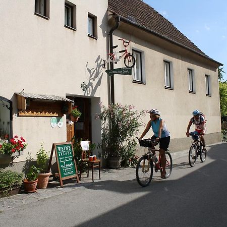 Weinbau-Gaestezimmer Martin Und Eva Maria Jamek ไวส์เซินเคียร์เชิน อินแดร์ วาคเอา ภายนอก รูปภาพ